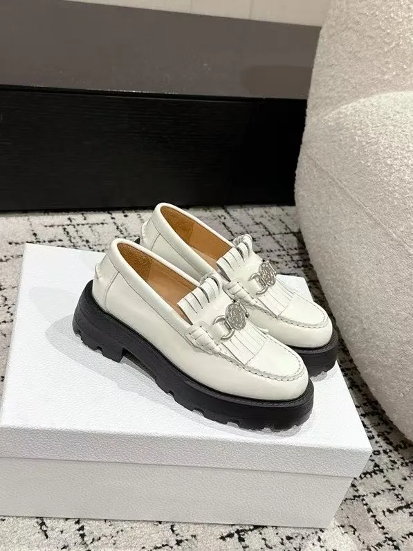 👟👟Ex-factory price 700👟👟 Dior 25/early spring new coin tassel thick-soled loafers made of black calf leather with white leather tassels to show a contrasting layering. The tassels are embellished with silver lucky star metal medals. They are very exquisite, comfortable and good-looking💯 and easy to match. Can be worn in spring, summer, autumn and winter! ✔️Upper: original imported open-edge beaded cowhide ✔️Inner lining: water-dyed cowhide ✔️Sole: original rubber foam outsole ✔️Size: 35-41 (40.41 customized, non-refundable)